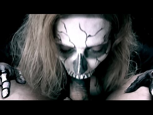 ❤️ Ragazza demonia chì succhia u cazzo cù a so bocca nera è ingoia cum. Bella porno à noi ❌️